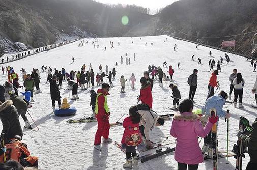 2017-2018冰雪季，我國冰雪旅游人數(shù)達到1.97億人次，冰雪旅游收入約3300億元